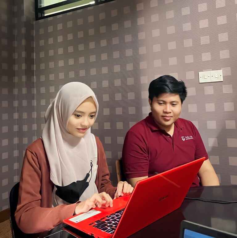berdiskusi mencari solusi
