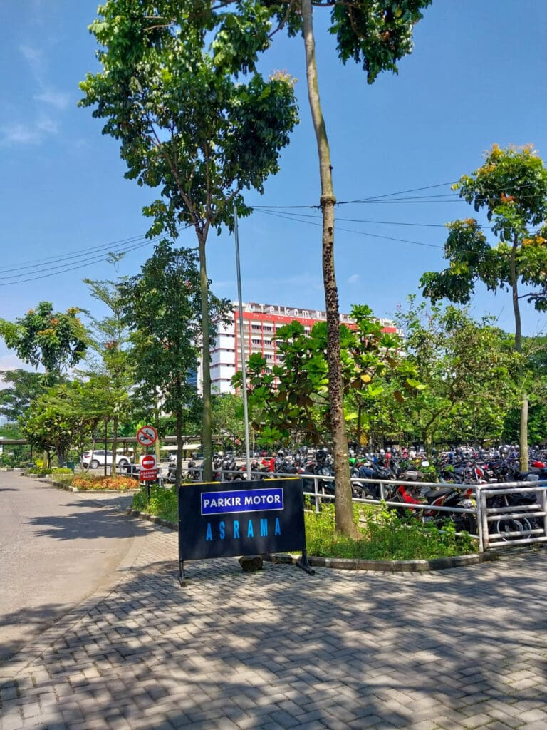 Parkiran Motor Asrama