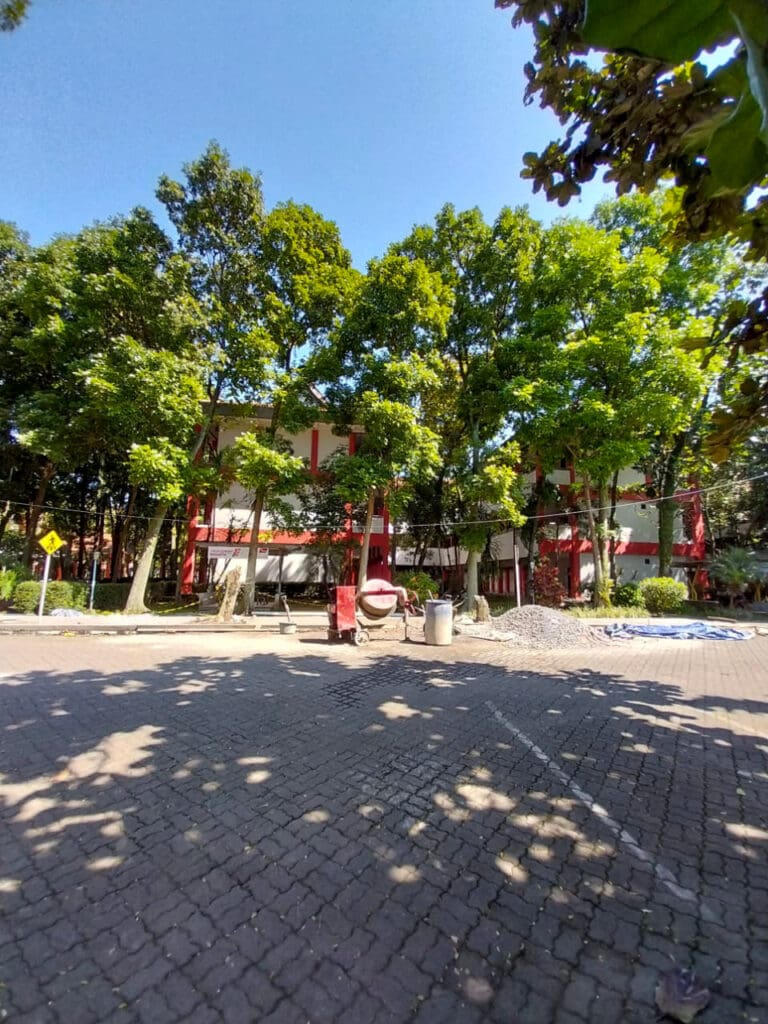 Perbaikan trotoar Di telkom