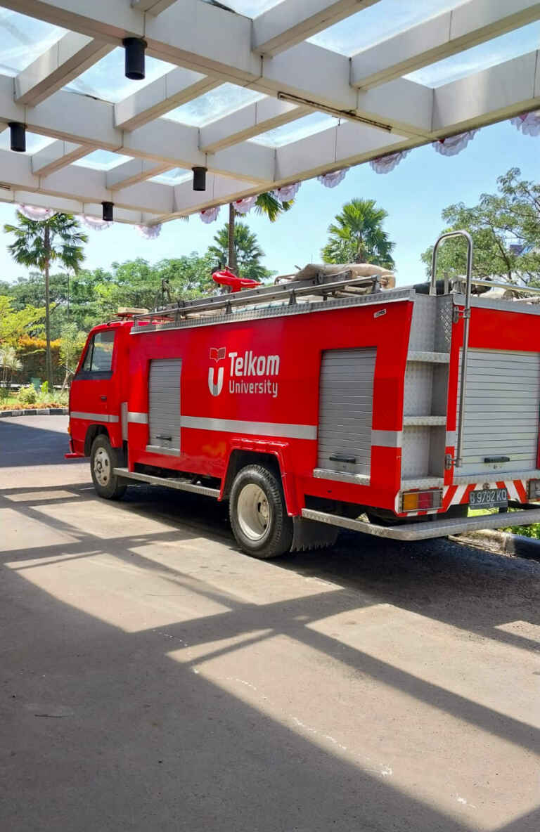 Mobil Damkar Tampak Belakang