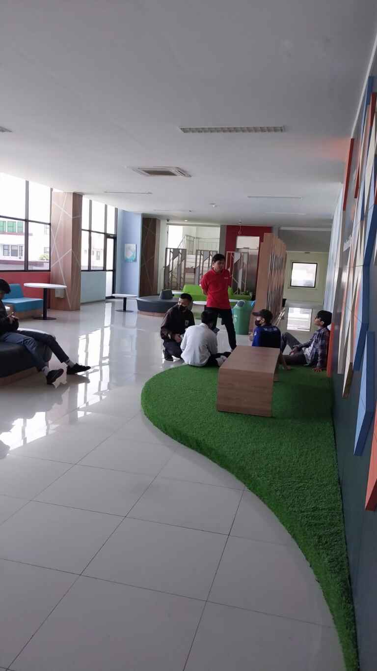 Magang Puti & Staf Puti Menikmati Di Student Lounge (2)