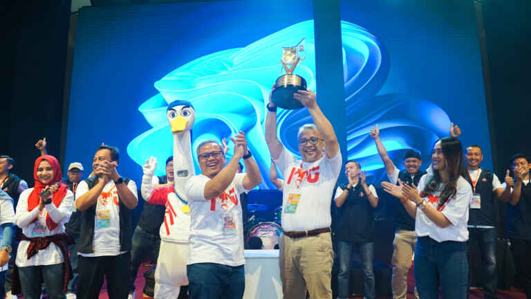 Mengangkat Piala Juara umum