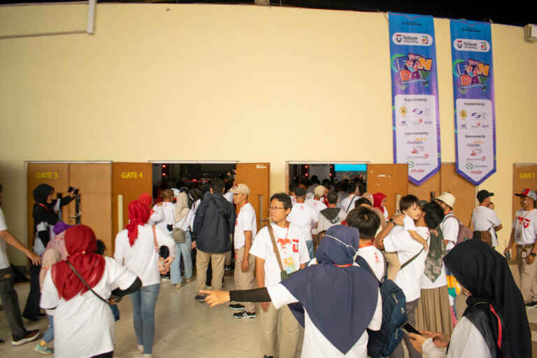Para Staf Telkom Memasuki Konser Melalui Pintu GAte