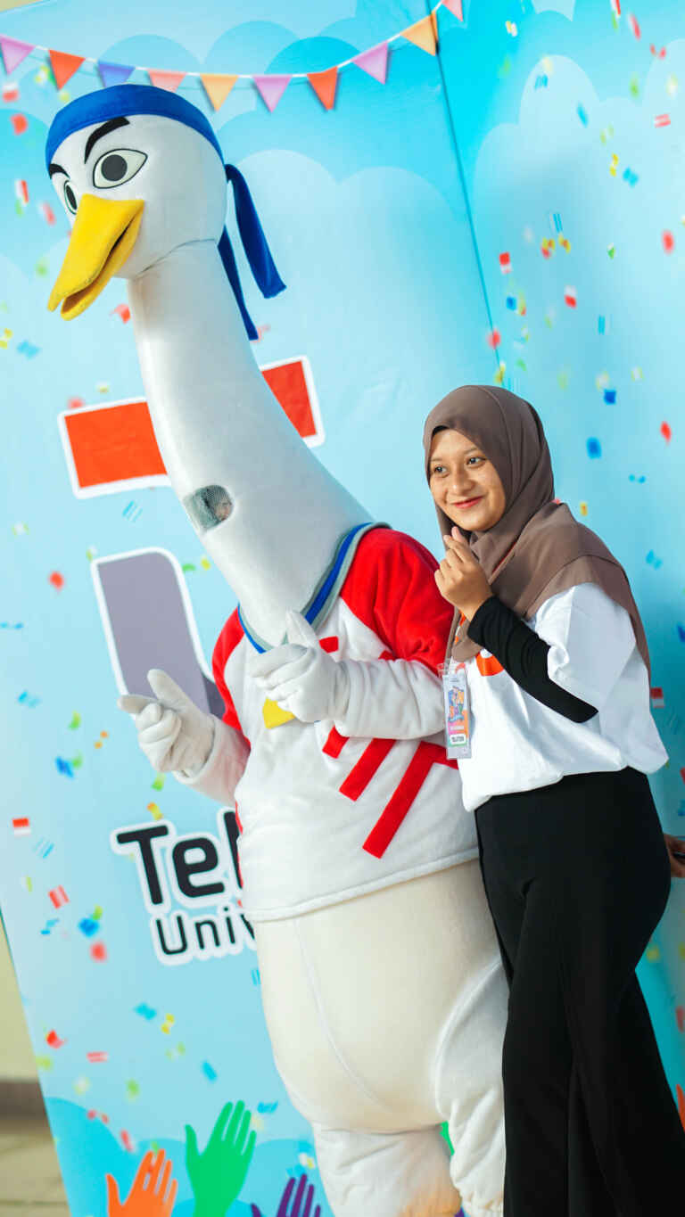 Pengunjung BErfoto Dengan MAskot Angsa Telkom Univeristy