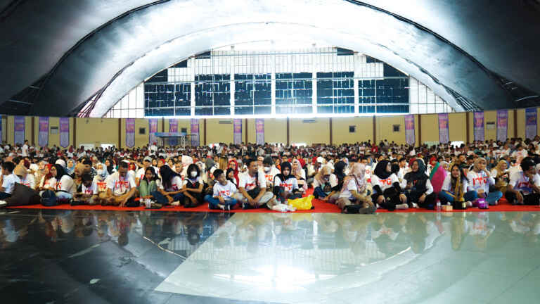 Pengunjung TelÚ Fun Day Sedang duduk Tampak Depan