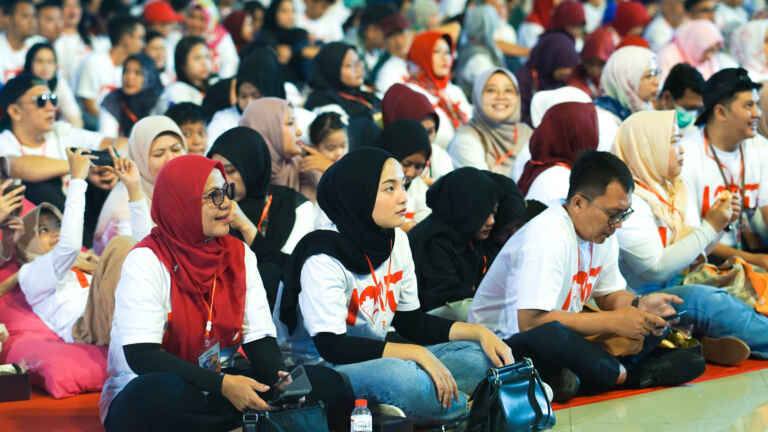 Pengunjung TelÚ Fun Day Sedang duduk Tampak samping kiri