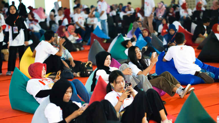 Pengunjung di Gedung Convention Hall (3)