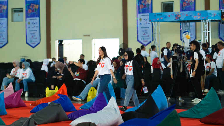 Pengunjung di Gedung Convention Hall