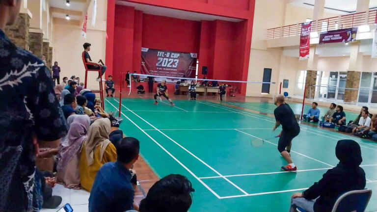 Pertandingan Bulu TAngkis Putra Rektorat VS FIF
