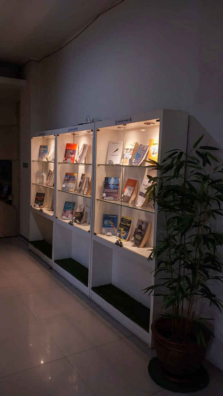 Rak Buku Tampak Kanan