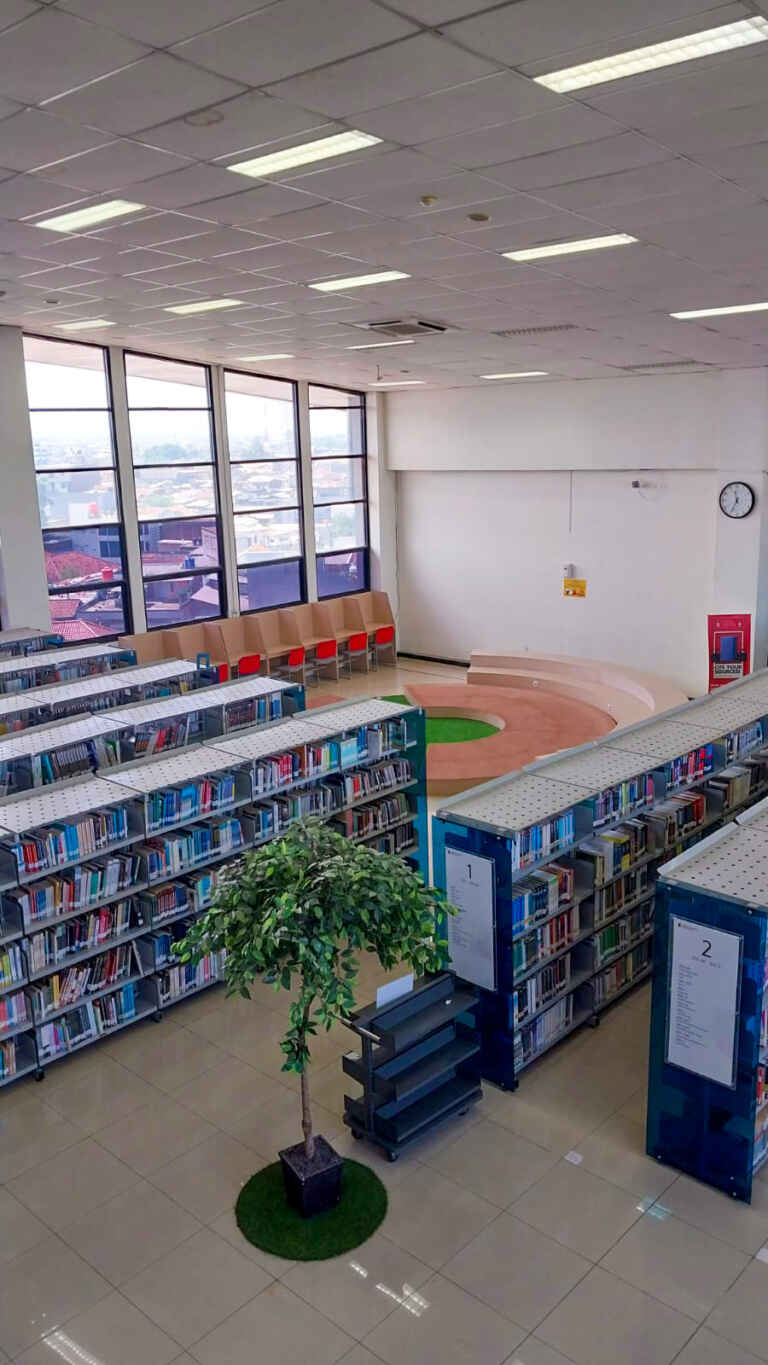 Rak Lemari Dan Tempat Membaca Di Perpustakaan FEB Telkom University (Tampak Atas)
