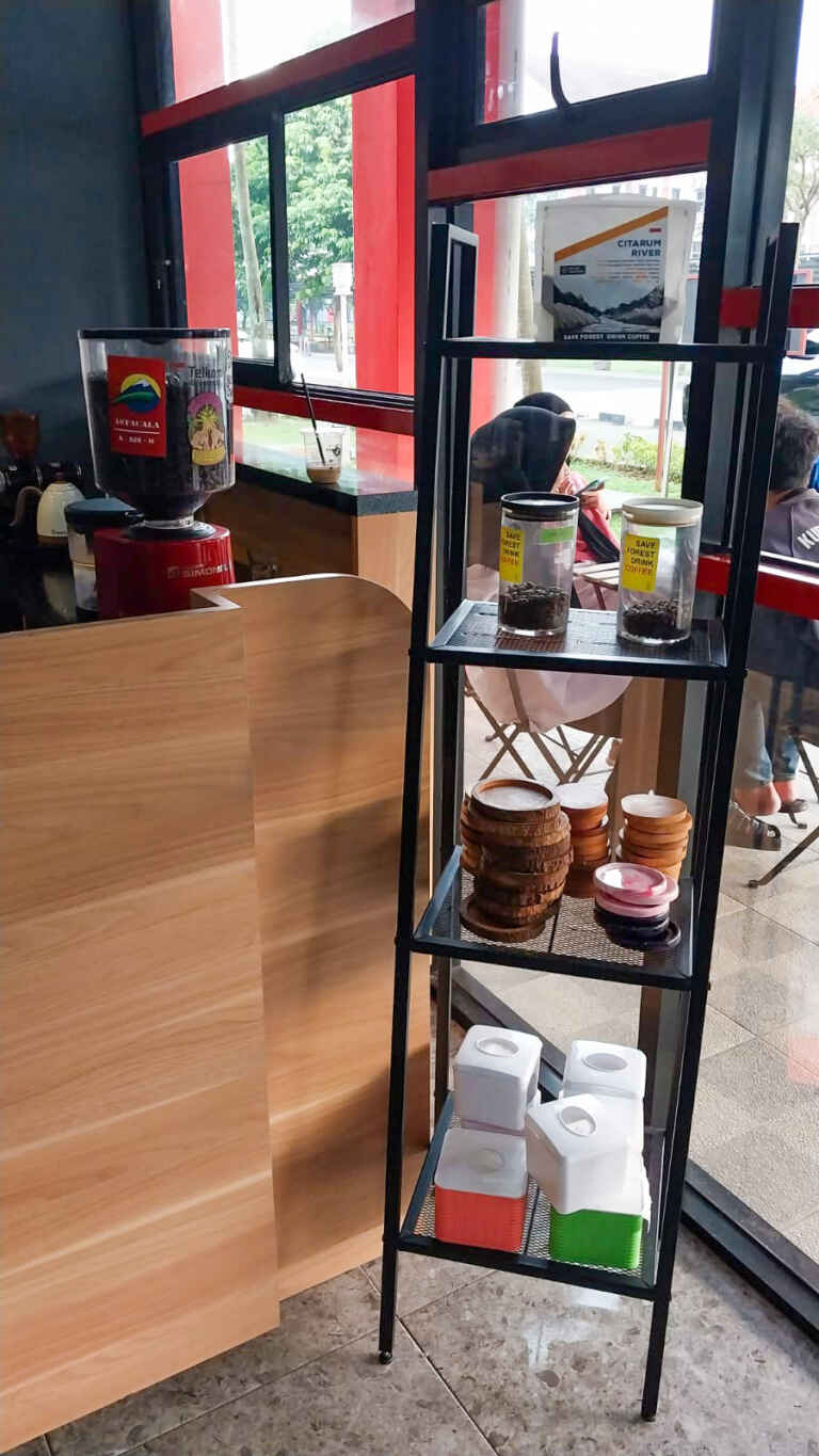 Rak Perlengkapan TelÚ Coffe