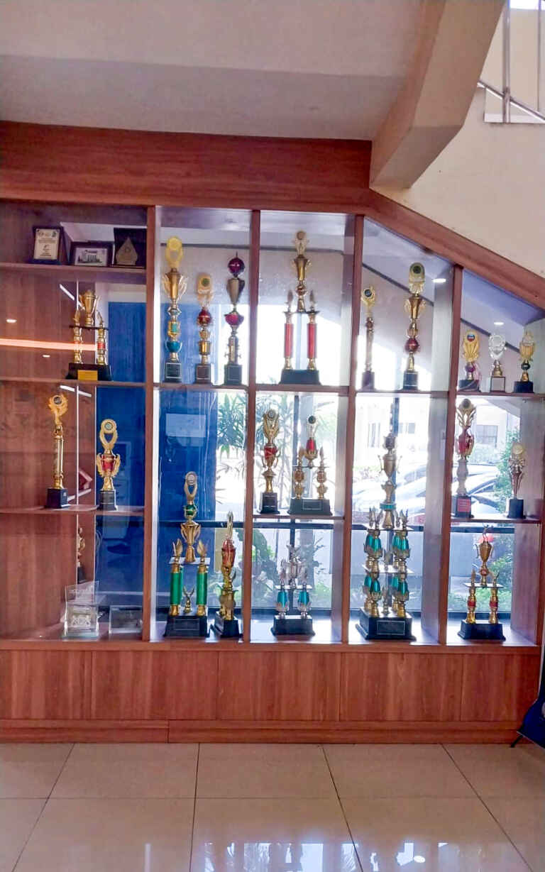 Rak Piala & Penghargaan Di Gedung FEB
