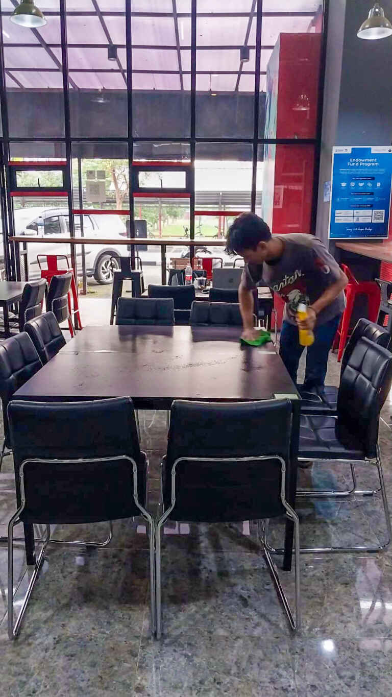 Staf Sedang Membersihkan Meja Di Telú Coffe