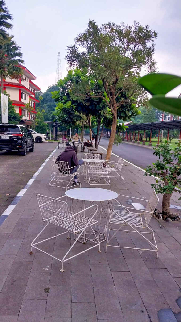 Taman Bersantai Depan Tel'U Coffe