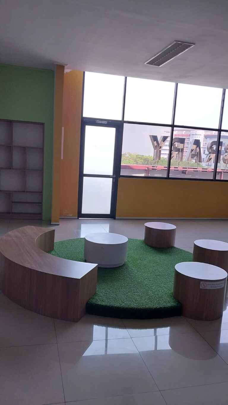 Tempat Duduk Di Student Lounge