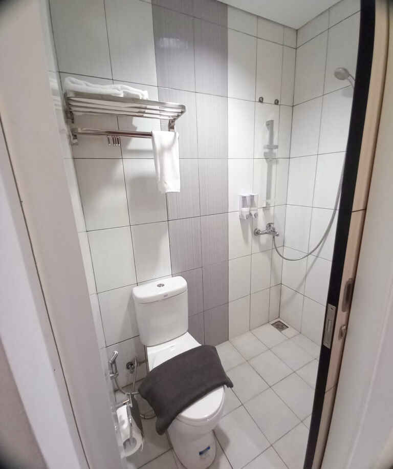 kamar Mandi DI Ruangan Family Hotel Lingi