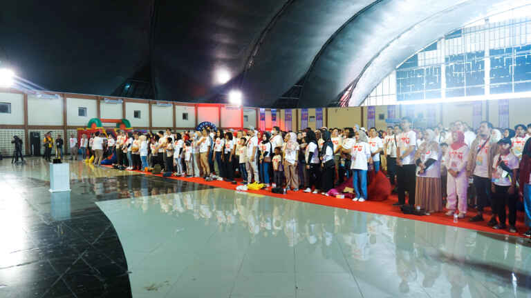 pengunjung Di Dalam Gedung Convention Hall TelÚ Fun Day