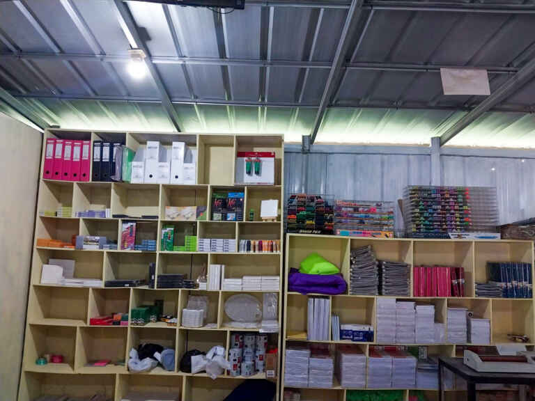 Rak Yang Berisi Peralatan Alat Tulis Di Waprint Asrama Telkom