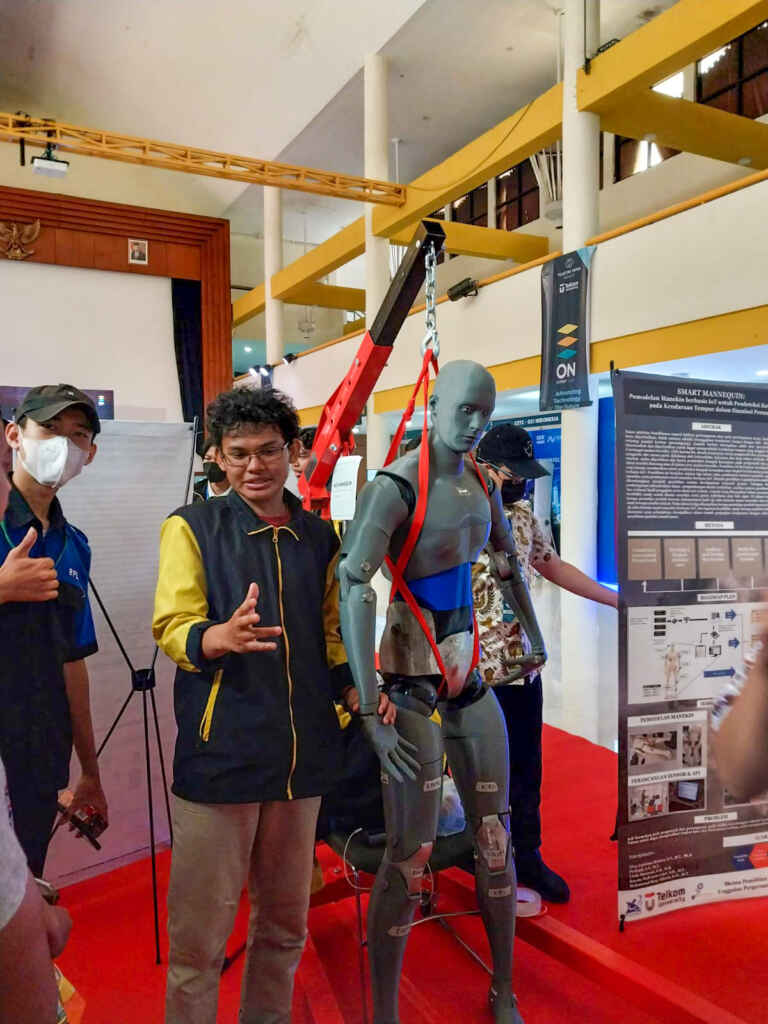 Smart Manequin Pameran Di GSG Telkom