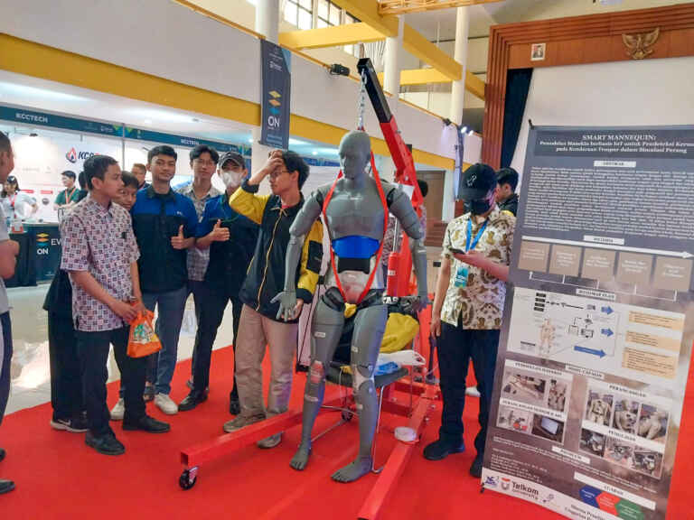 Smart Manequin Pameran Di GSG Telkom Tampak Semua