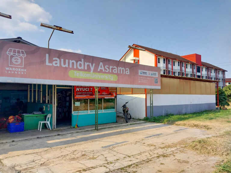 Spanduk Laundry Asrama Tampak Kiri