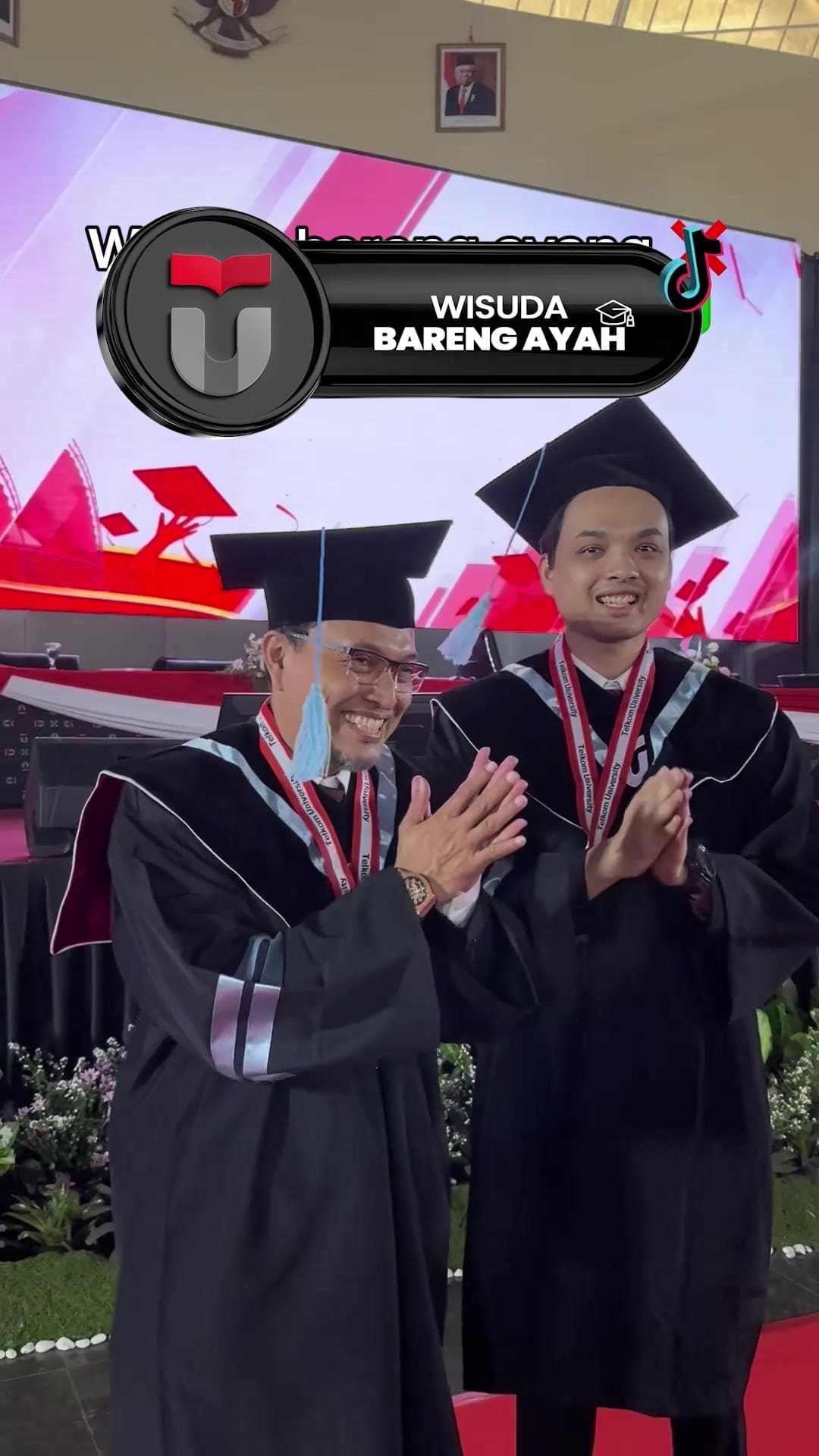 Hallo TelUtizen! ada wisudawan yang wisuda bareng ayahanda tercinta loh