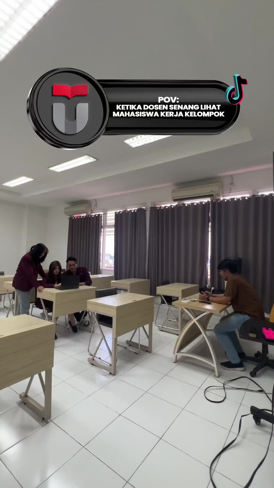 Hallo TelUtizen Siapa disini yang kalau dilihat dosen pura pura sibuk