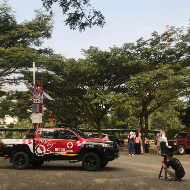 Mobile Cognitive Radio Base Station MCRBS PUI PT AICOMS Telkom University and Professor Khoirul Anwar 3