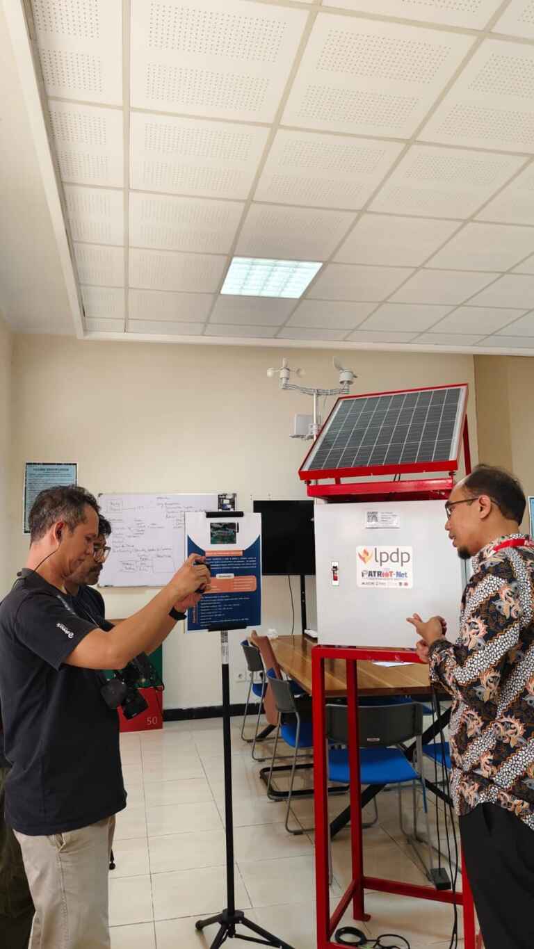 Mobile Cognitive Radio Base Station MCRBS PUI PT AICOMS Telkom University and Professor Khoirul Anwar 4