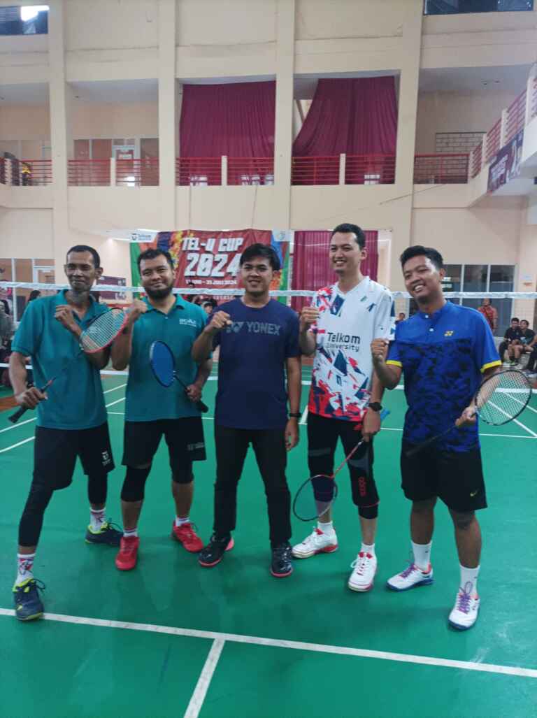 Fasilitas Olah Raga Lapangan Badminton Bulu tangkis Telkom University 10