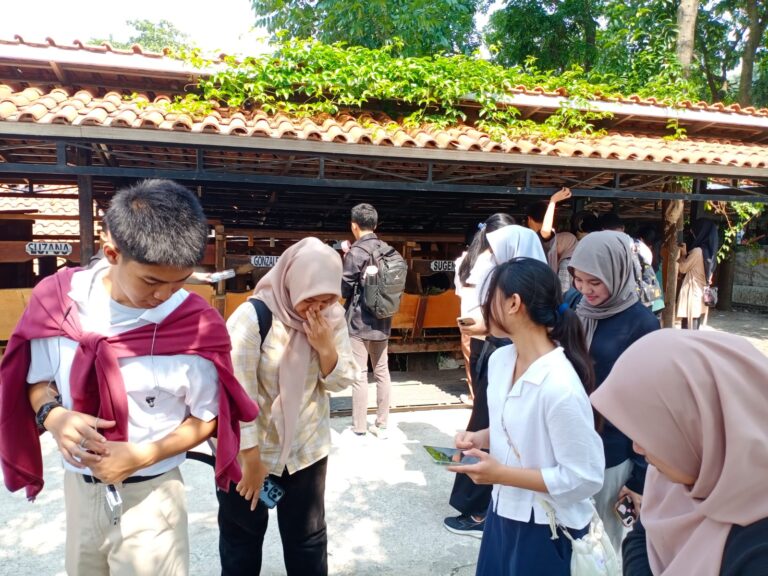 mahasiswa Teknik Biomedis 2024 mengunjungi fasilitas pengolahan sampah di TelU