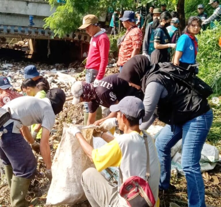 Pembersihan Sampah dan Pengerukan lumpur di Jembatan sungai Cigede perbatasan Antara Desa Bojongsoang dan Desa Citereup 1