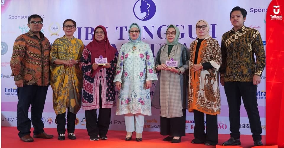 Wakil Rektor Telkom University, Dr. Rina Pudji Astuti, Terima Penghargaan “Ibu I