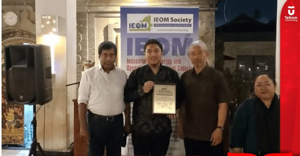 Dino Caesaron., Ph.D Raih Penghargaan IEOM Outstanding Professor Award di Bali