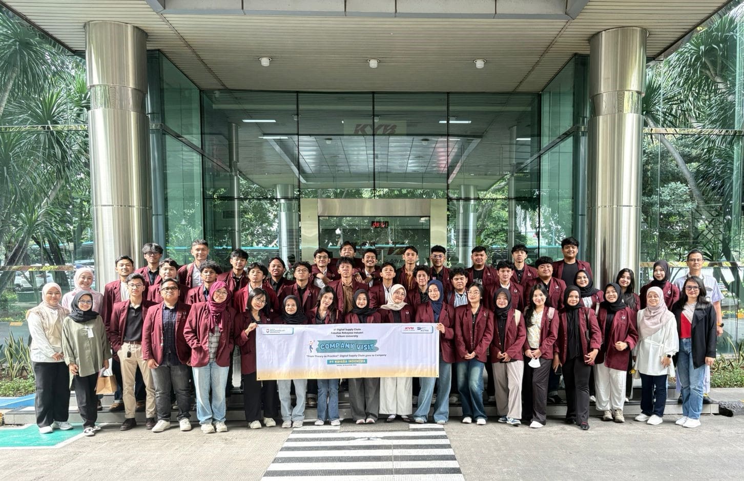 Mahasiswa Digital Supply Chain Tel-U Pelajari Sistem Manufaktur Otomotif di PT K